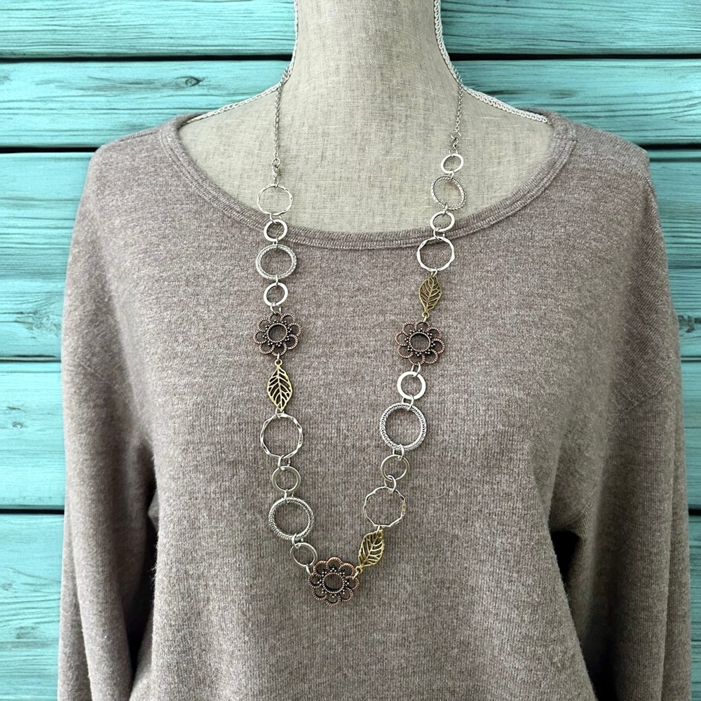 Elegant Silver and Gold Floral Necklace - Picture 4 of 9